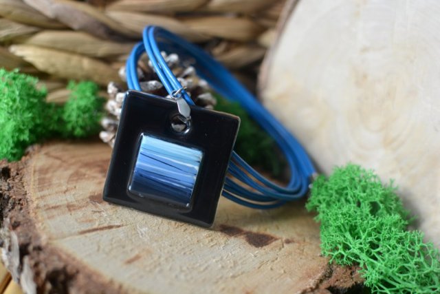 NASZYJNIK ZE SZKLANYM WISIORKIEM 8