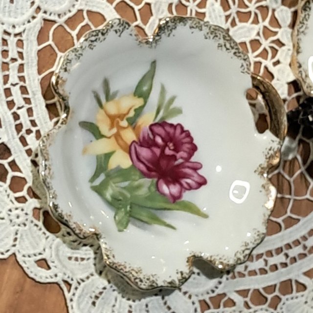 Mały talerzyk z uchwytem w stylu art déco, vintage.