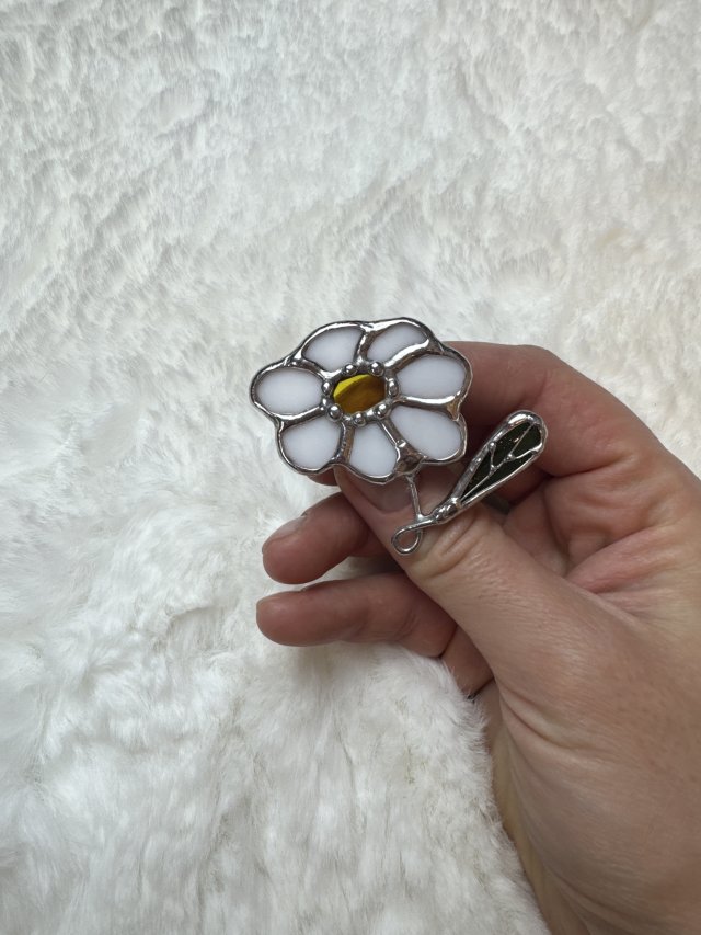 Biała szklana Broszka witrażowa kwiat Stokrotka Prezent dla niej