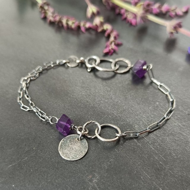 Ametyst. Surowa srebrna bransoletka.