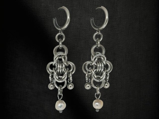Kolczyki chainmaille naturalnymi perłami stal chirurgiczna eleganckie