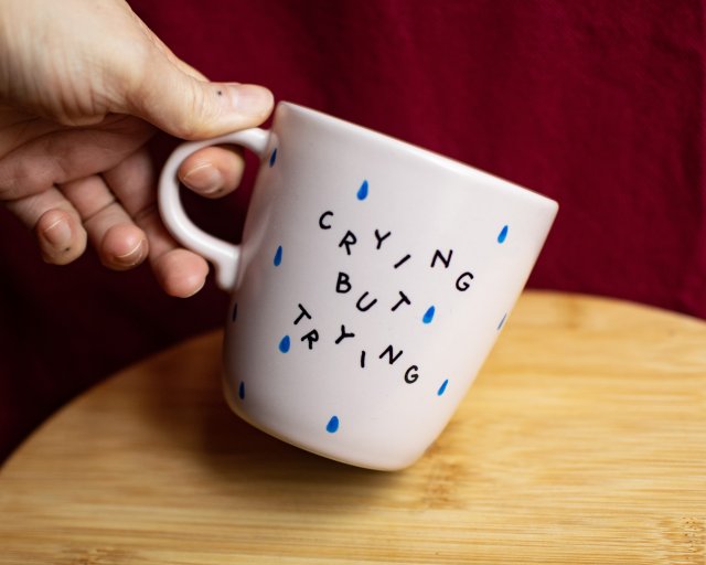 Różowy kubek CRYING BUT TRYING