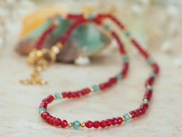 Naszyjnik z czerwonego spinela i zielonego jadeitu – biżuteria z kamieni naturalnych | DomilkowyDomek