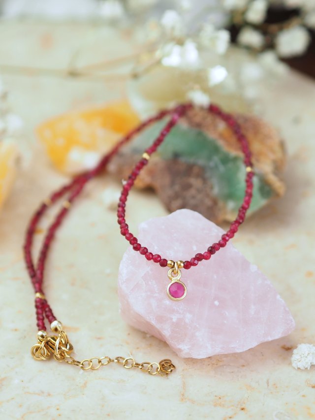 Naszyjnik z rubinu syntetycznego – elegancka rubinowa biżuteria damska | DomilkowyDomek