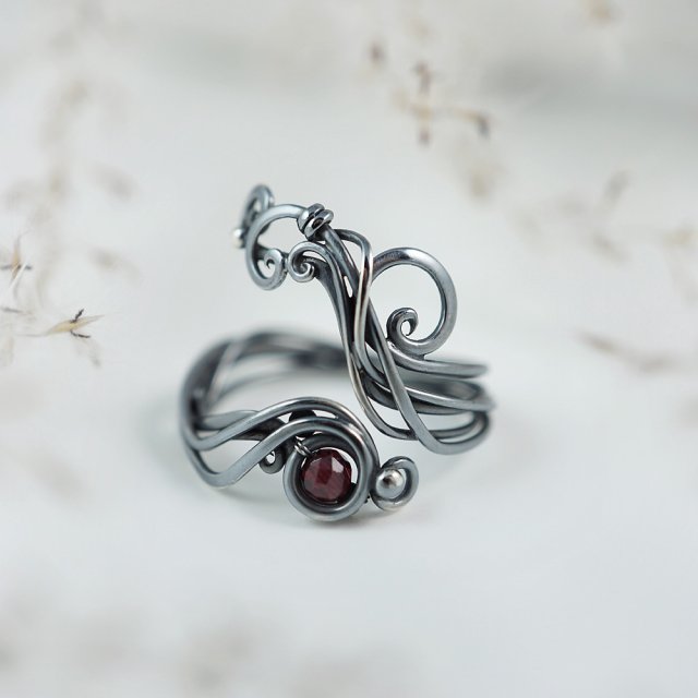 Love letters - part II - fantazyjny, srebrny pierścionek z granatem