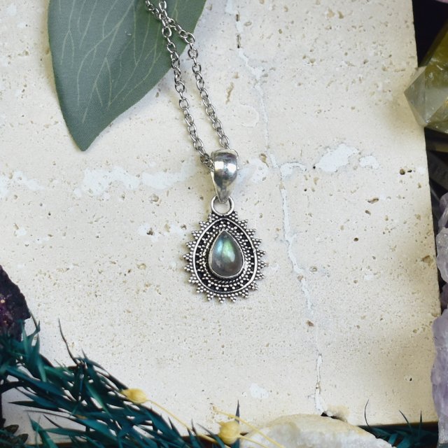 Miedziany posrebrzany wisiorek z labradorytem - etniczny, boho #684