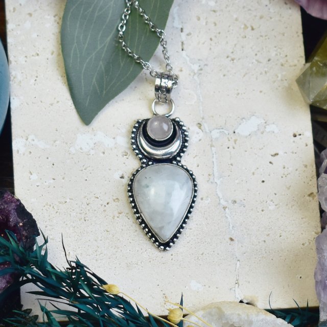 Miedziany posrebrzany wisiorek z kamieniem księżycowym - lunula #685