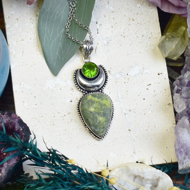 Miedziany posrebrzany wisiorek z jaspisem i peridotem - lunula #687