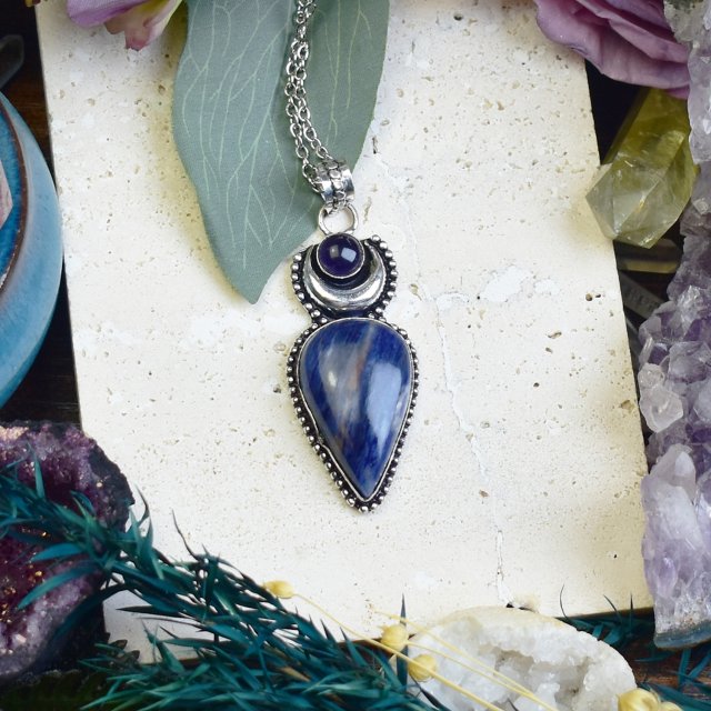 Miedziany posrebrzany wisiorek z sodalitem i ametystem - lunula #688