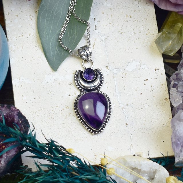 Miedziany posrebrzany wisiorek z ametystem - magiczny księżyc, lunula #690