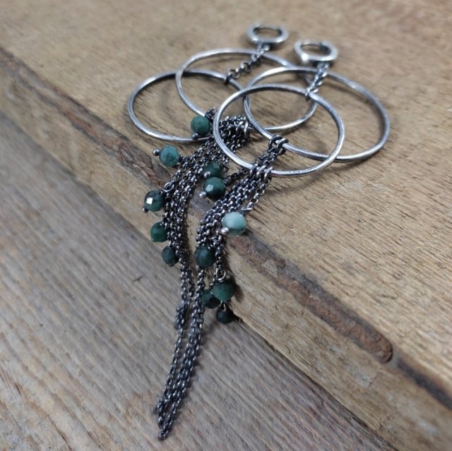 Kolczyki - szmaragd na kole z łańcuszkami