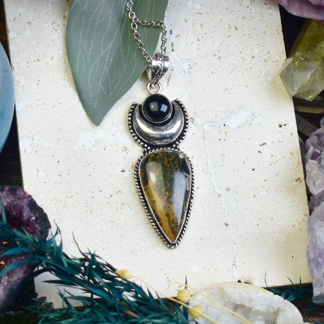 Miedziany posrebrzany wisiorek z jaspisem i onyksem - magiczny księżyc, lunula #691