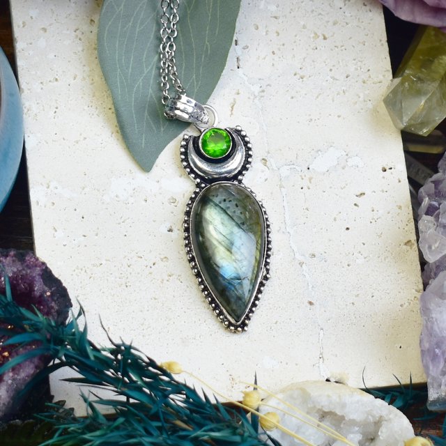 Miedziany posrebrzany wisiorek z labradorytem i peridotem - lunula #692