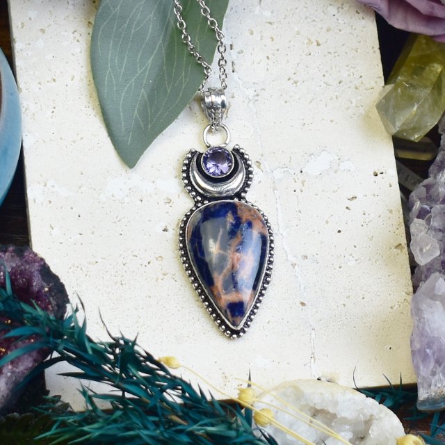 Miedziany posrebrzany wisiorek z sodalitem i ametystem - lunula #693