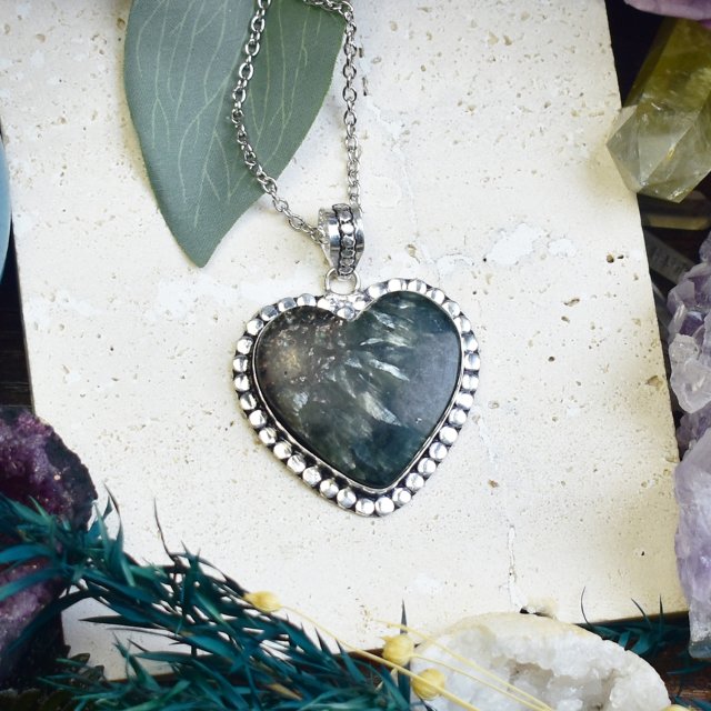 Miedziany posrebrzany wisiorek z serafinitem - serce #694