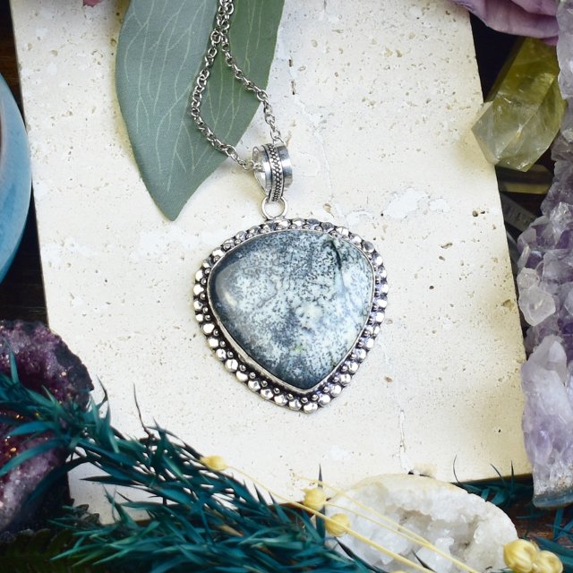 Miedziany posrebrzany wisiorek z opalem dendrytowym #695