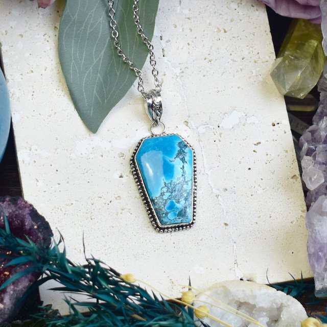 Miedziany posrebrzany wisiorek z turkusem w kształcie trumny #696