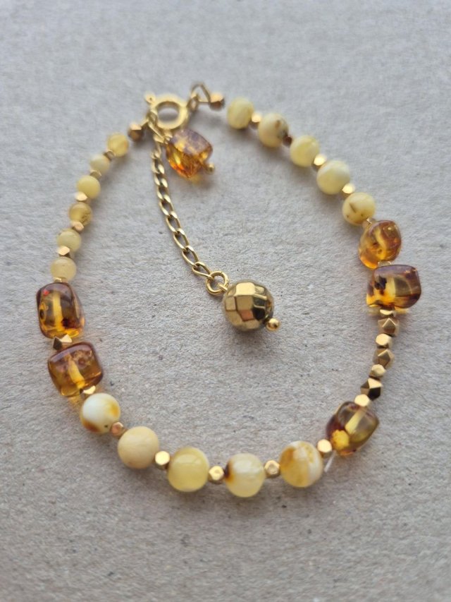 Złota bransoletka z bursztynów i hematytów Złota Adela