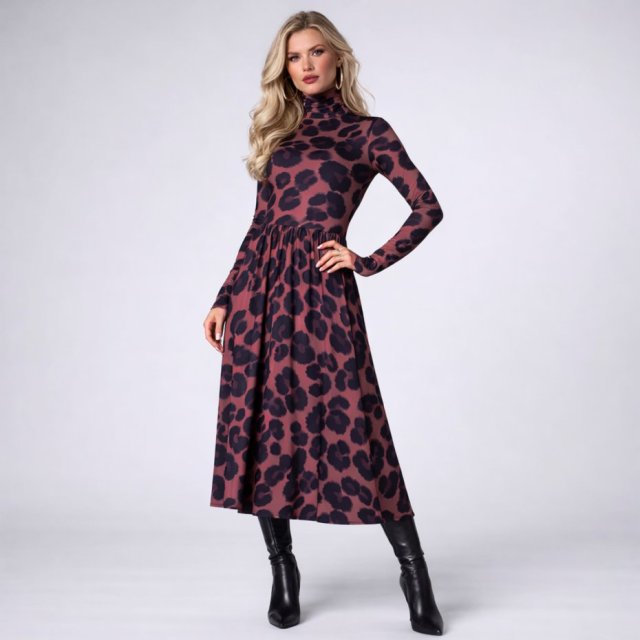 Rozkloszowana sukienka z golfem