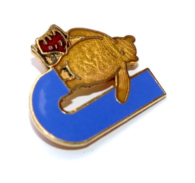 DISNEY KUBUŚ PUCHATEK broszka literka J