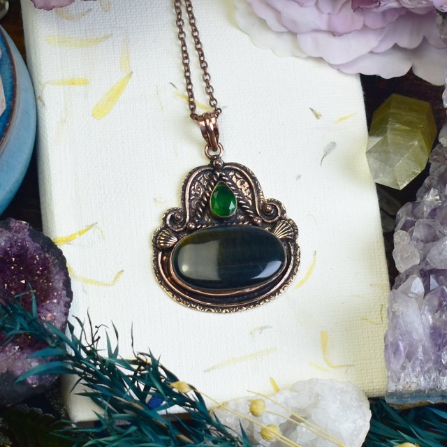 Miedziany wisiorek z niebieskim tygrysim okiem i zielonym kwarcem #716