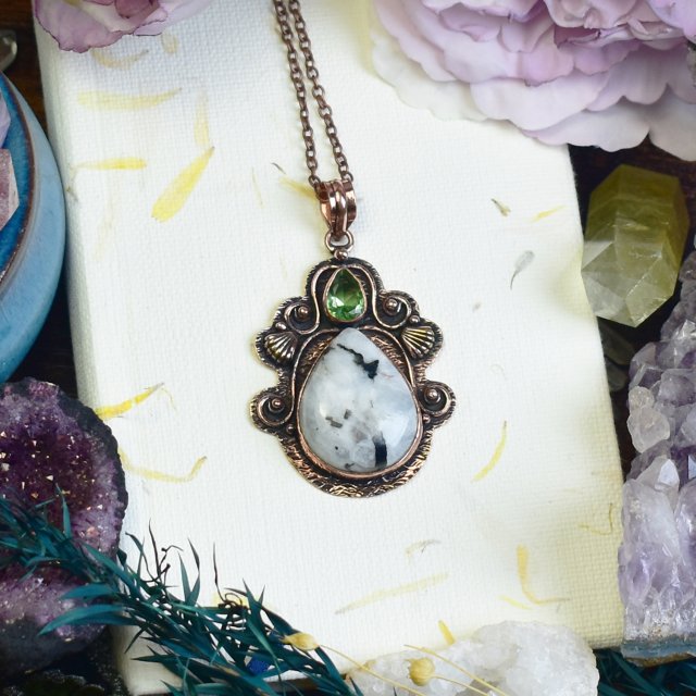 Miedziany ozdobny wisiorek z kamieniem księżycowym i peridotem #719
