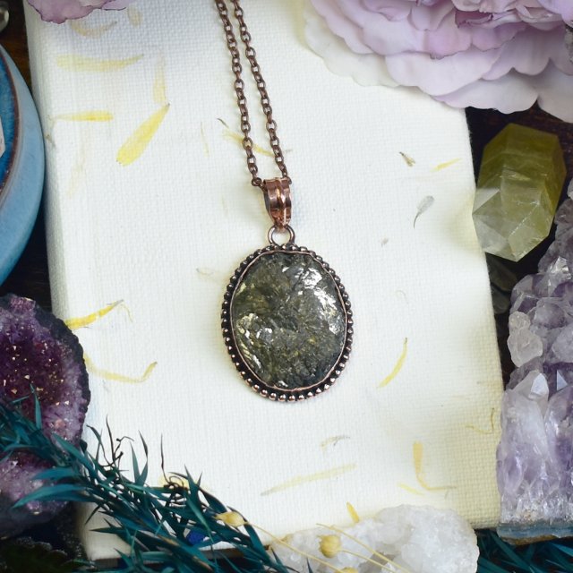 Miedziany ozdobny wisiorek z surowym pirytem #722