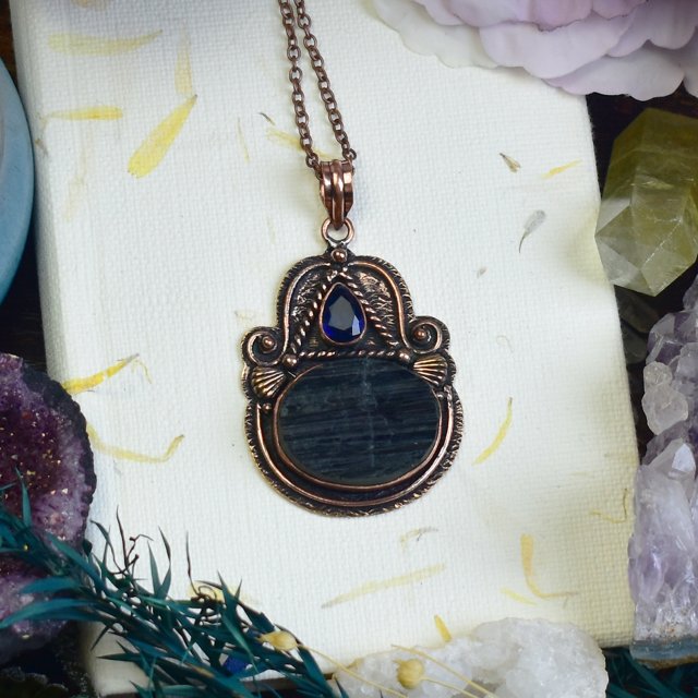 Miedziany ozdobny wisiorek z surowym turmalinem i tanzanitem #724