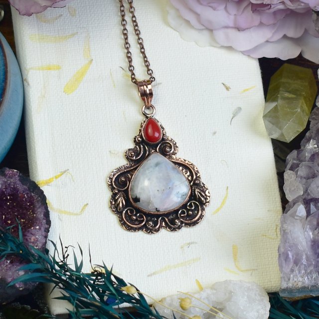 Miedziany ozdobny wisiorek z kamieniem księżycowym i koralem #726