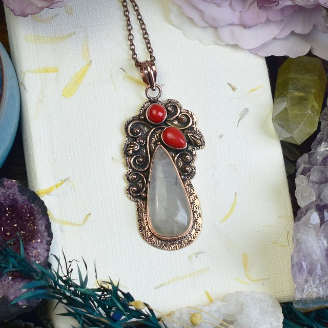 Miedziany ozdobny wisiorek z kwarcem rutylowym i koralem #728