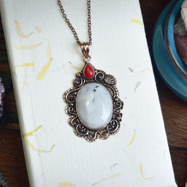 Miedziany ozdobny wisiorek z kamieniem księżycowym i koralem #729