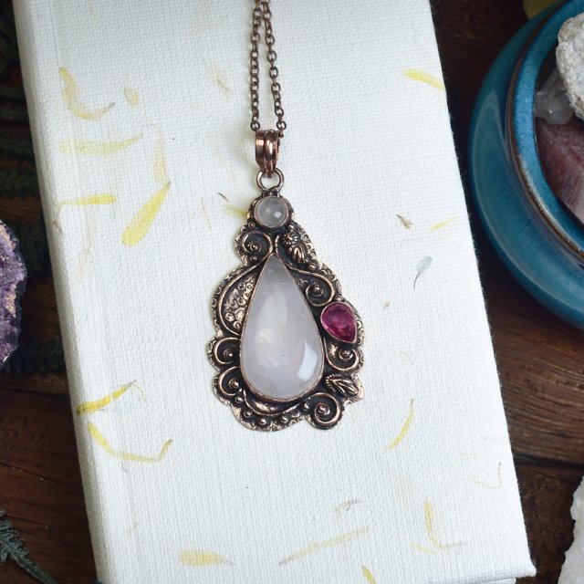 Miedziany ozdobny wisiorek z różowym kwarcem i różowym topazem #731