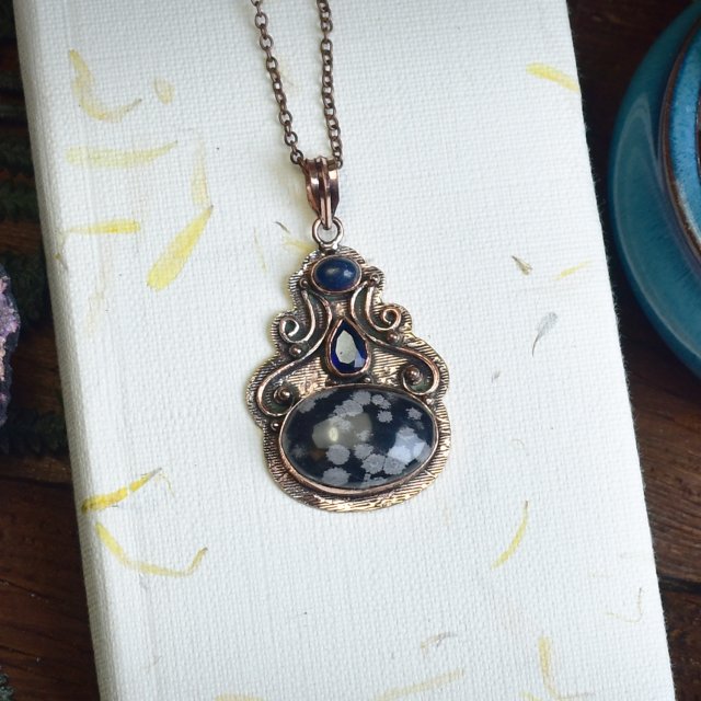 Miedziany ozdobny wisiorek z obsydianem śnieżnym, lapisem lazuli i tanzanitem #732