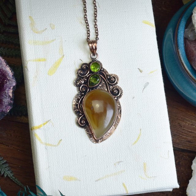 Miedziany ozdobny wisiorek z agatem i peridotem #733