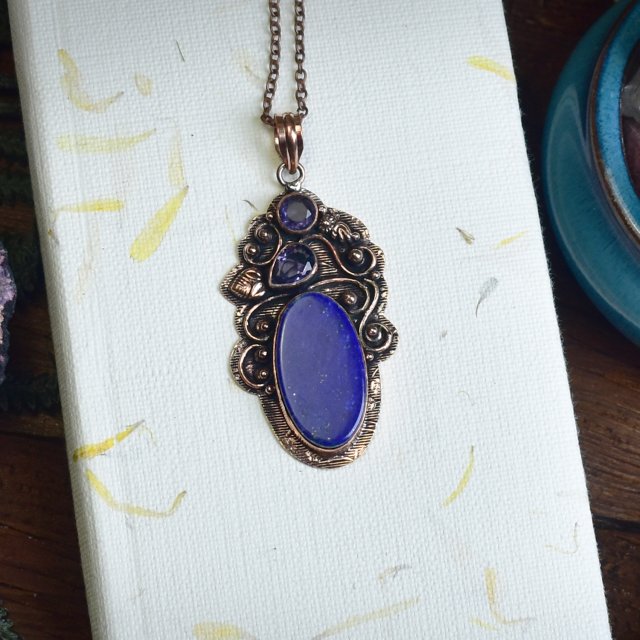 Miedziany ozdobny wisiorek z lapisem lazuli i ametystem #736