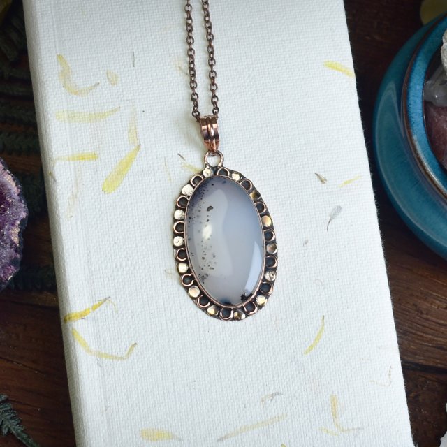 Miedziany ozdobny wisiorek z opalem dendrytowym #739