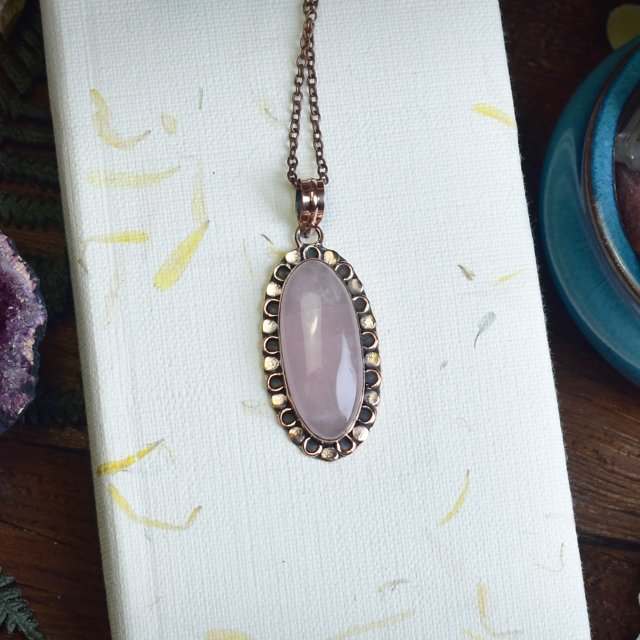 Miedziany ozdobny wisiorek z różowym kwarcem #740