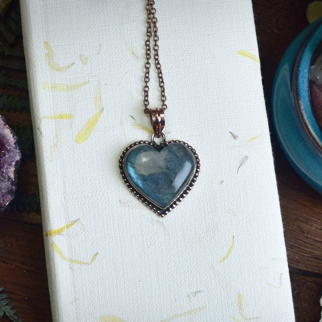 Miedziany ozdobny wisiorek z labradorytem w kształcie serca #742