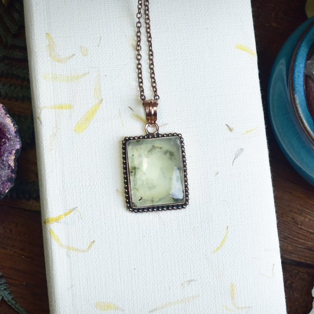 Miedziany ozdobny wisiorek z prehnitem #743