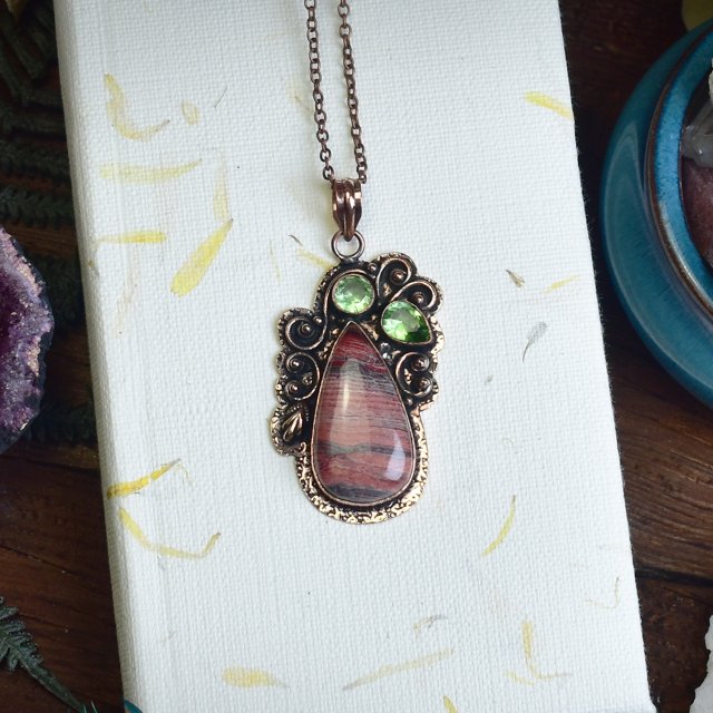 Miedziany ozdobny wisiorek z jaspilitem i peridotem #745