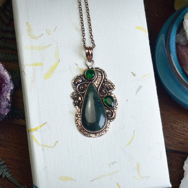 Miedziany ozdobny wisiorek z nefrytem i zielonym kwarcem #746