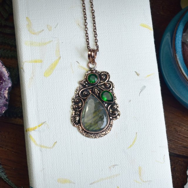 Miedziany ozdobny wisiorek z labradorytem i zielonym kwarcem #747