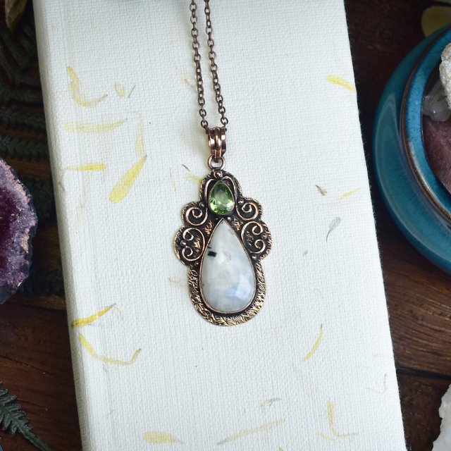 Miedziany ozdobny wisiorek z kamieniem księżycowym i peridotem #749