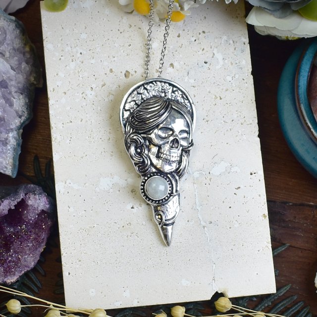 Miedziany posrebrzany ciężki wisior Dead Madonna z kamieniem księżycowym #752