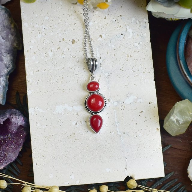 Posrebrzany miedziany wisiorek z koralem #763