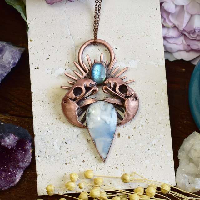 Wiktoriański miedziany wisiorek z czaszkami papug - dublet agat i labradoryt #768