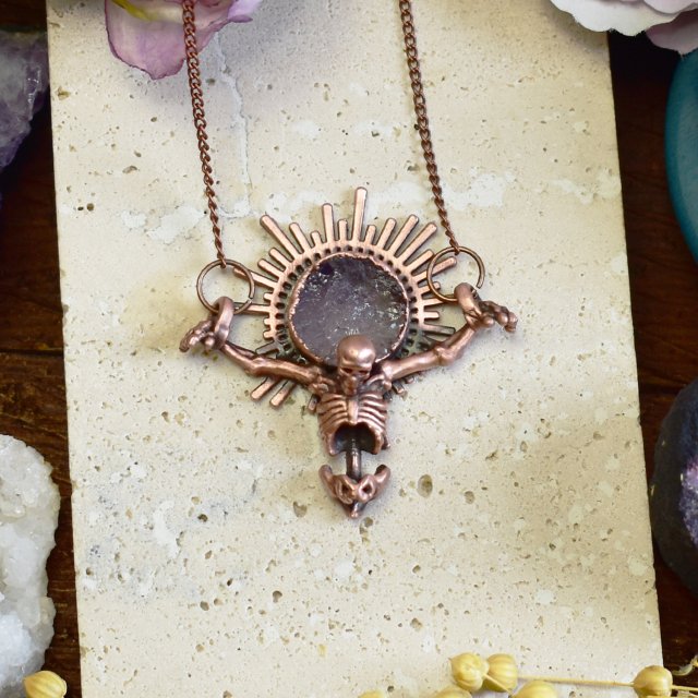 Gotycki miedziany wisiorek z surowym ametystem - ukrzyżowany szkielet #771