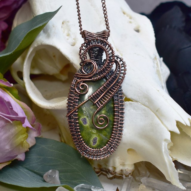 Miedziany wisiorek wire wrapping z zielonym stichtytem #772