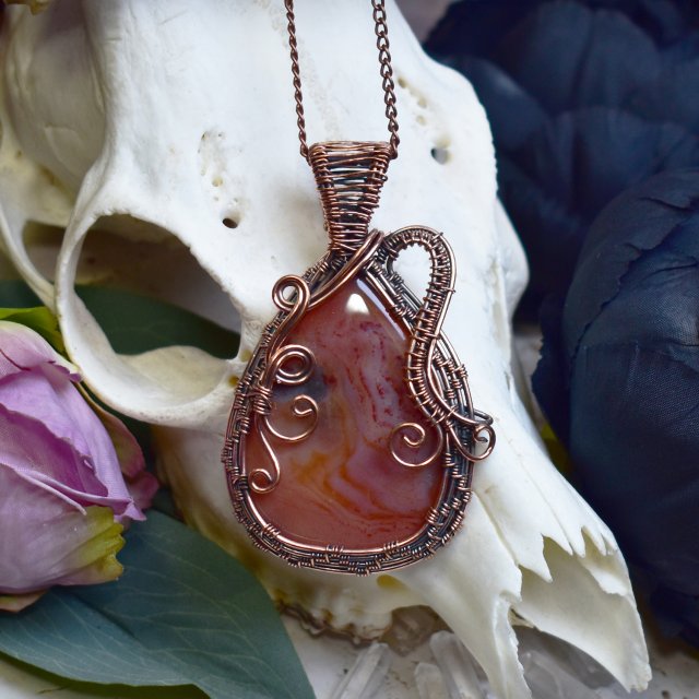 Miedziany wisiorek wire wrapping z czerwonym agatem mszystym #774