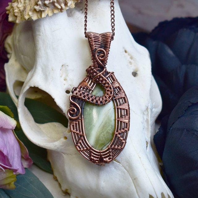 Miedziany wisiorek wire wrapping z larsonitem #781